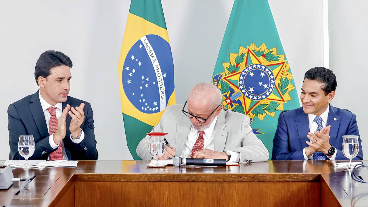 ALINHAMENTO - Lula entre Motta (à esq.) e Pereira: agremiação vem votando 100% a favor do governo