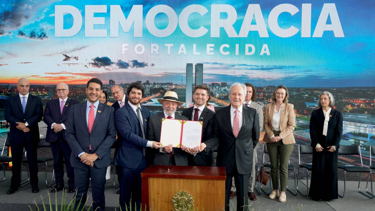 DE CARONA - Lula: atento ao sucesso de Ainda Estou Aqui, presidente criou o Prêmio Eunice Paiva pela democracia