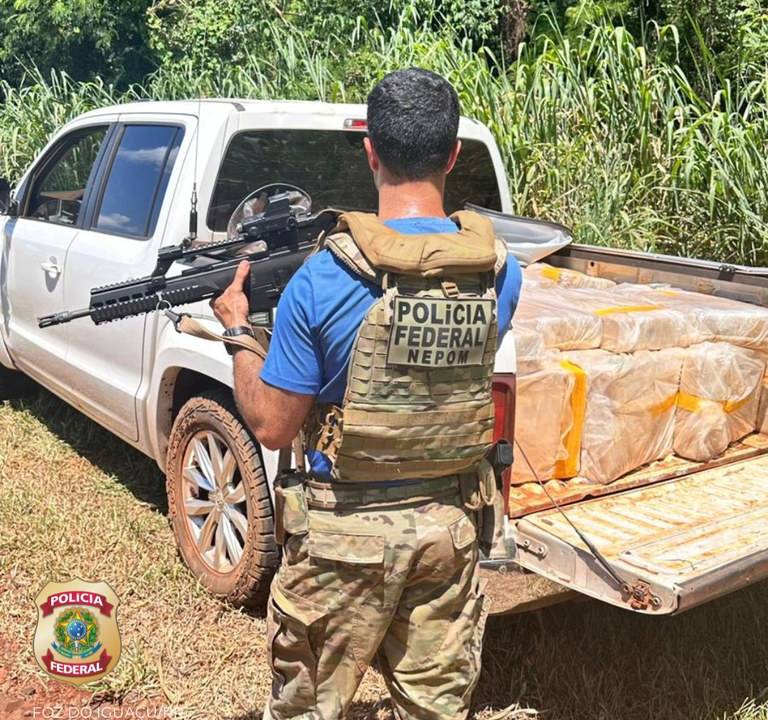 Policiais federais apreenderam uma tonelada de maconha em um carro abandonado, nesta quinta-feira, durante patrulhamento no Lago de Itaipu, no município de Santa Helena (PR)