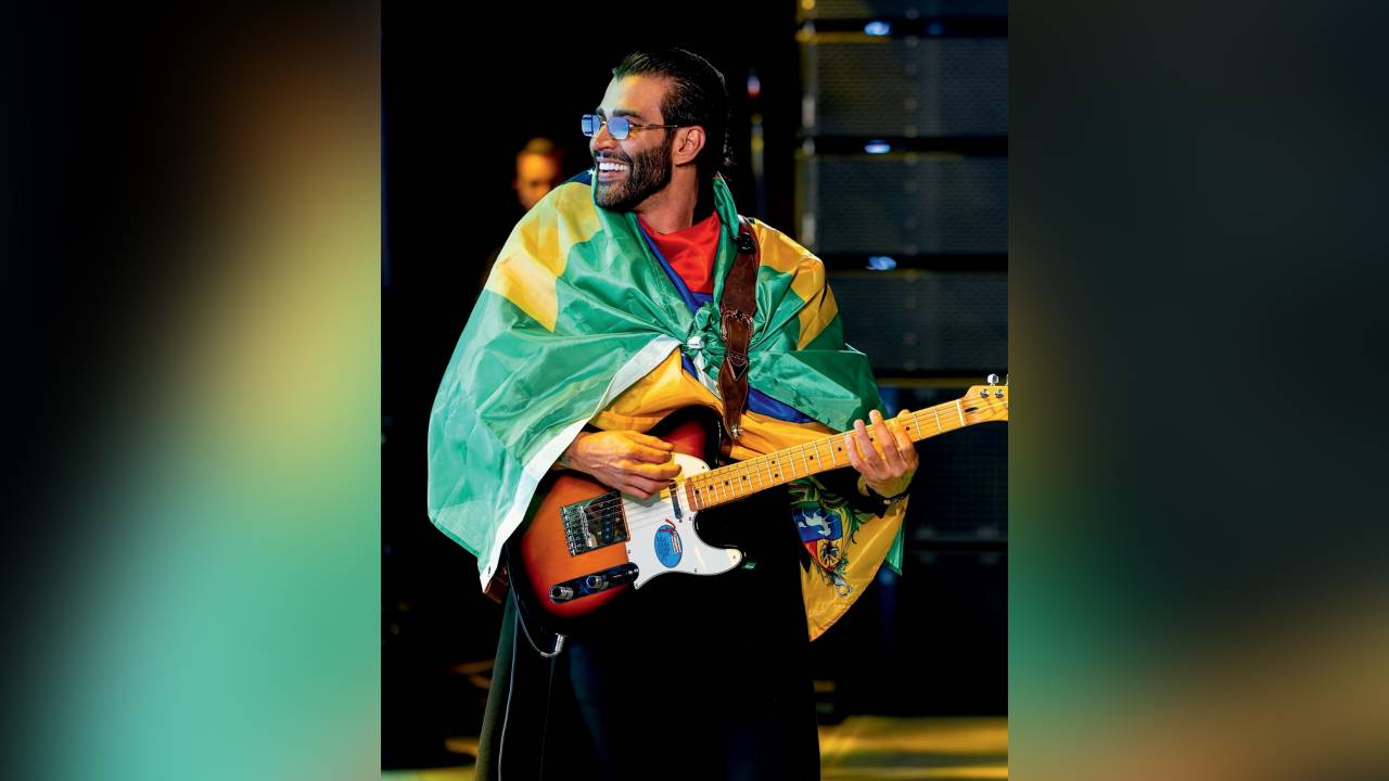 DANDO A LETRA - O cantor no palco: fala conservadora voltada para os “pobres”