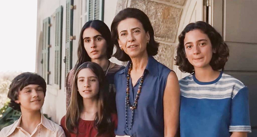1D-b—MV5BZDEyNTBlNjQtMjJkZS00ZDRlLWJlNmItNDY0MWYwNTc5YmQ3XkEyXkFqcGc@._V1_.jpg APOSTA - 'Ainda Estou Aqui': o filme pode colocar o Brasil no Oscar após 26 anos