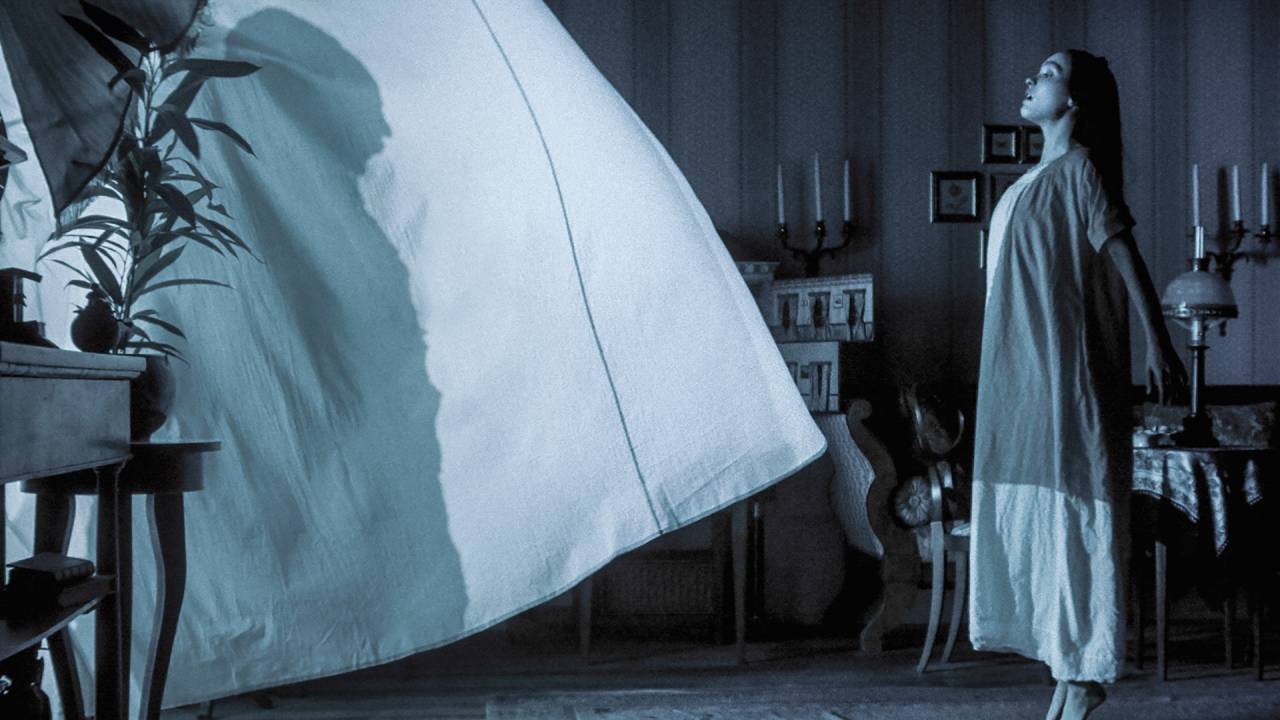 LUZ E TREVAS - A criatura e sua amada: visual de Bill Skarsgård foi mantido por meses a fio em segredo