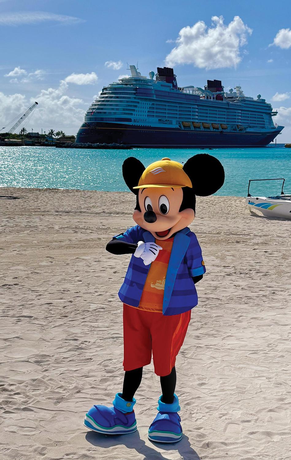 2—MICKEY-NA-ILHA-PRIVATIVA-DA-DISNEY.JPG VAI UMA SELFIE? - Mickey: boas-vindas aos passageiros com acenos e beijos
