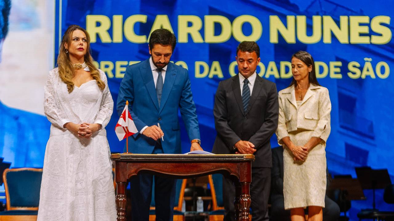 O prefeito de São Paulo Ricardo Nunes (MDB) participa de cerimônia de posse ao lado do vice-prefeito Coronel Mello Araújo (PL)