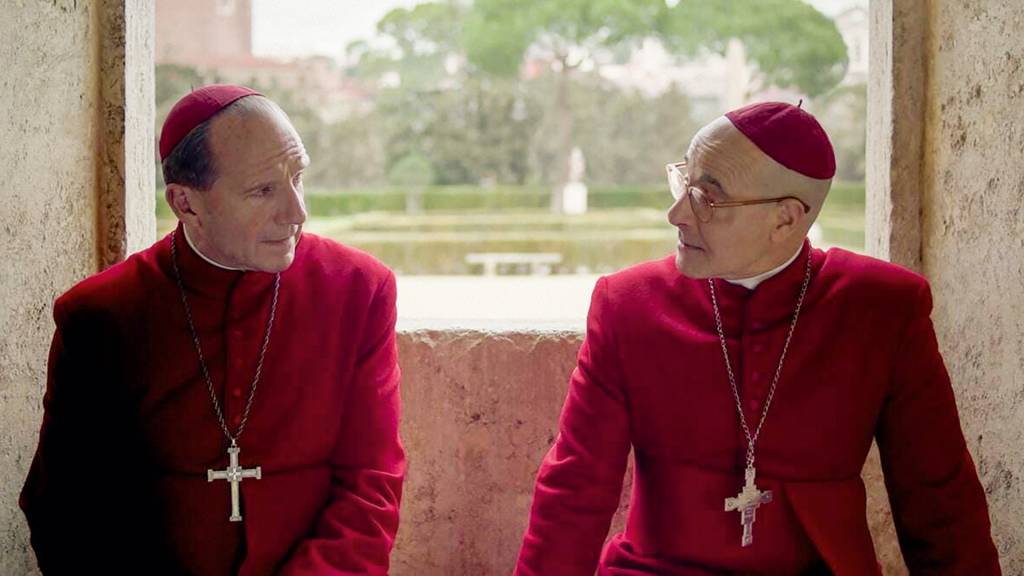 2D-(1)-FILME—CONCLAVE-l-internet.jpg Roupas são inspiradas no antigo vestuário dos cardeais, com tecidos e materiais datados do século XV
