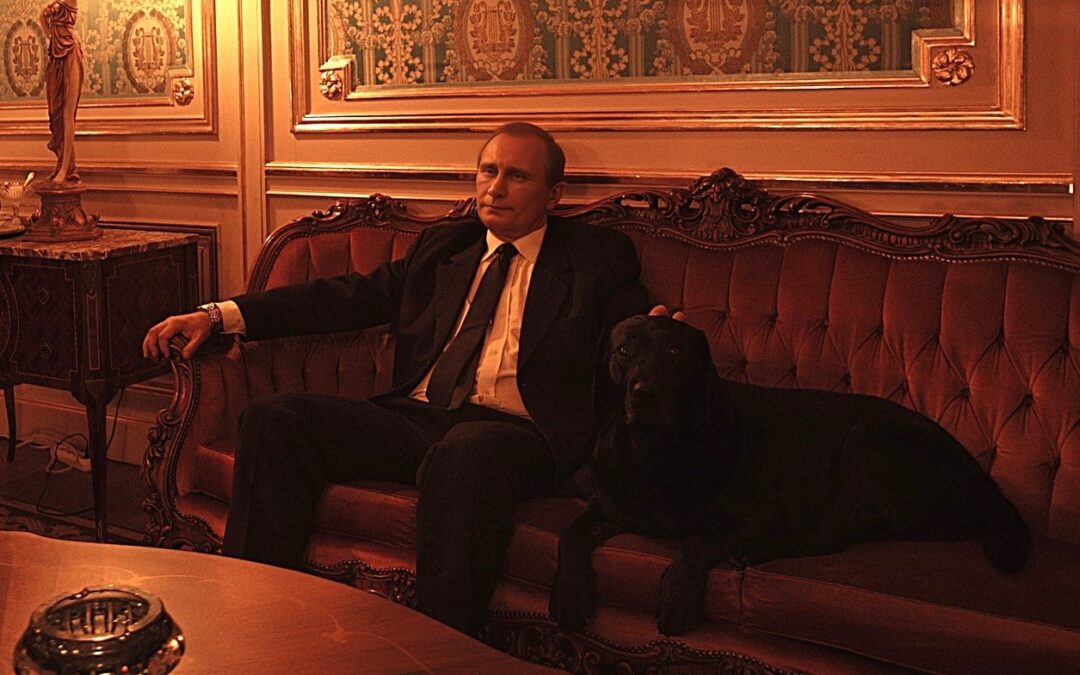 Vladimir Putin não é interpretada por um ator de carne e osso, mas por um rosto gerado por inteligência artificial, sobreposto ao corpo do ator Sławomir Sobala -