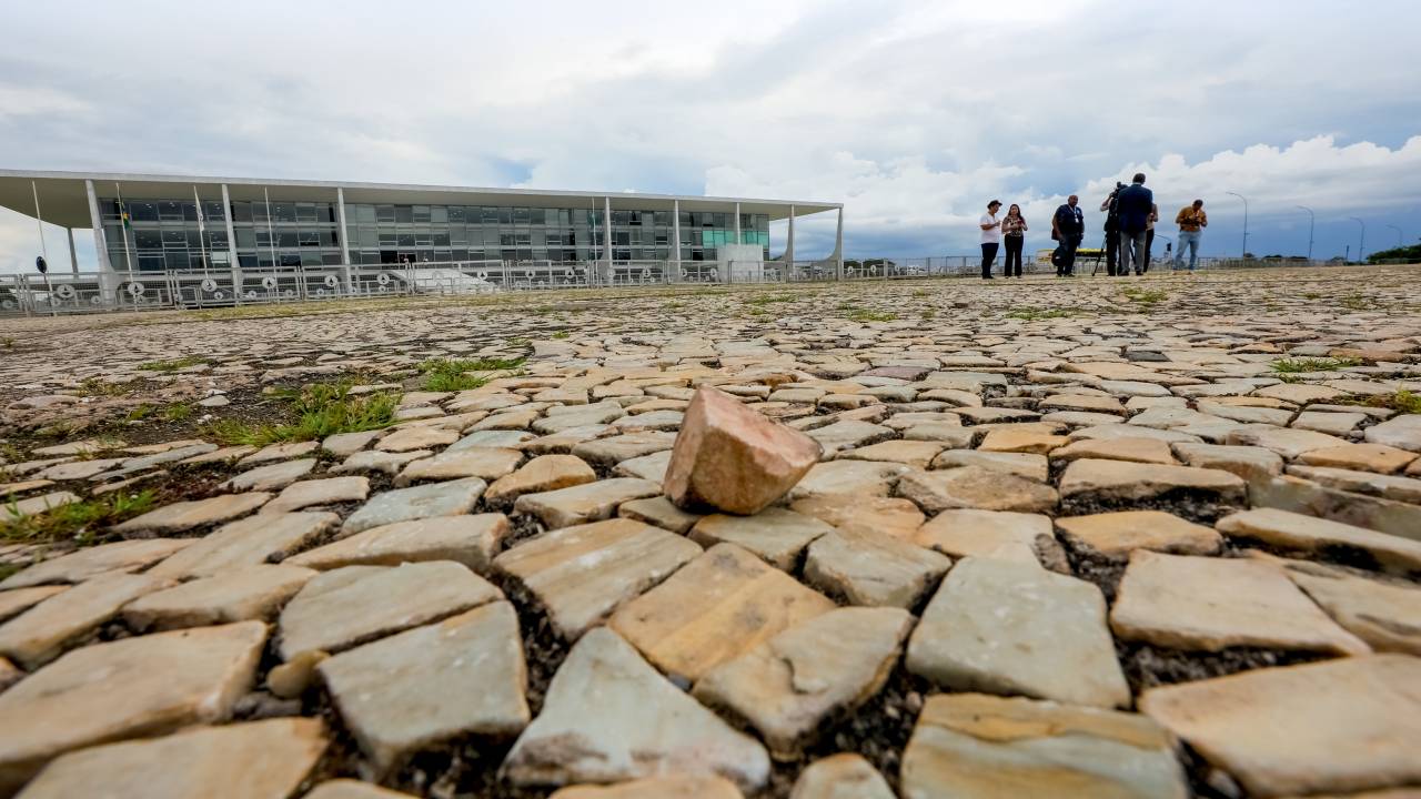 PEDRAS NO CAMINHO - Palácio do Planalto: negacionismo econômico e dogmatismo político fazem o Executivo tropeçar