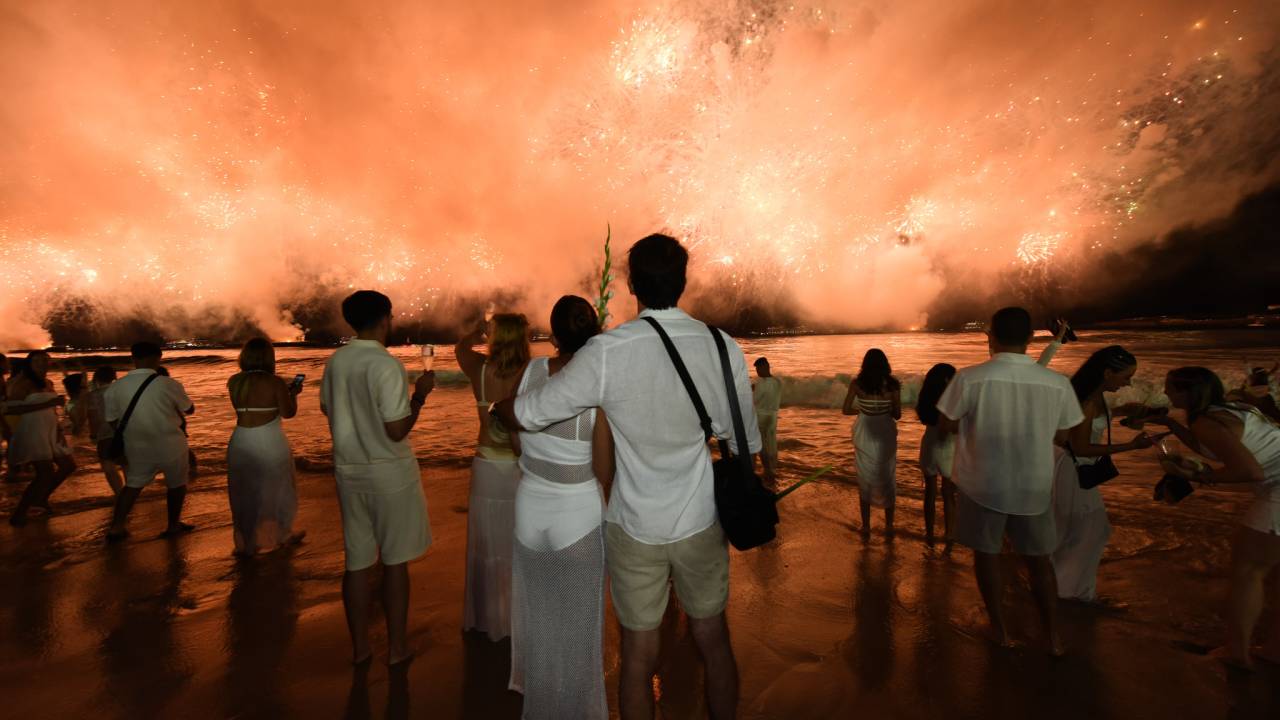 Público na Praia de Copacabana acompanha show de fogos encoberto pela fumaça