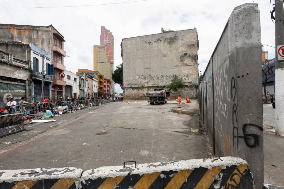 Muro de alvenaria construído pela prefeitura em maio de 2024