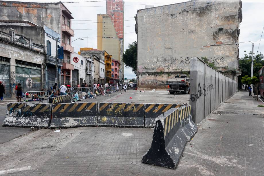 Muro de alvenaria construído pela prefeitura em maio de 2024