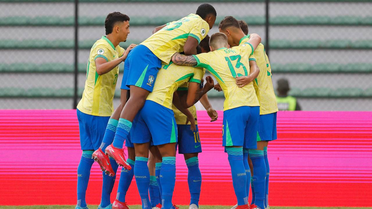 Seleção brasileira sub-20 comemora gol diante da Bolívia, no torneio Sul-Americano -