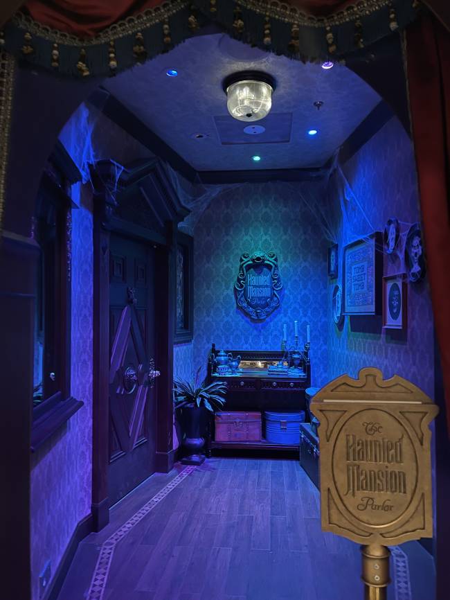 BAR INSPIRADO NA MANSÃO MAL-ASSOMBRADA Bar inspirado no brinquedo Mansão Mal-Assombrada: aquário com peixes fantasmas e quadros que se mexem