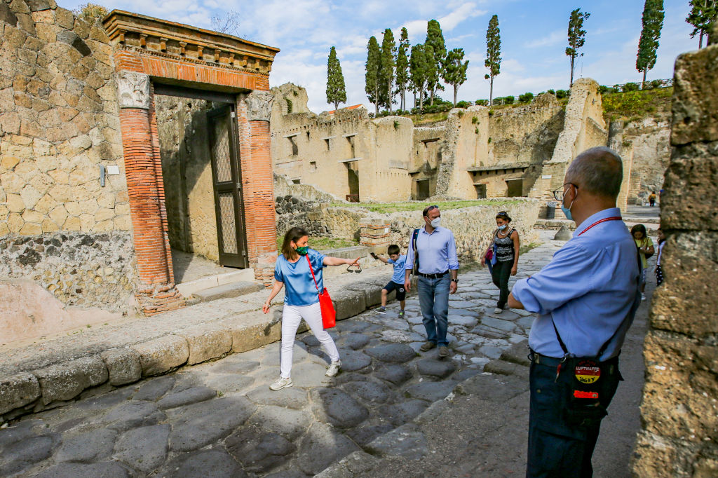 Visitantes passeiam pelas ruínas de Pompeia: apenas 20 mil serão aceitos diariamente