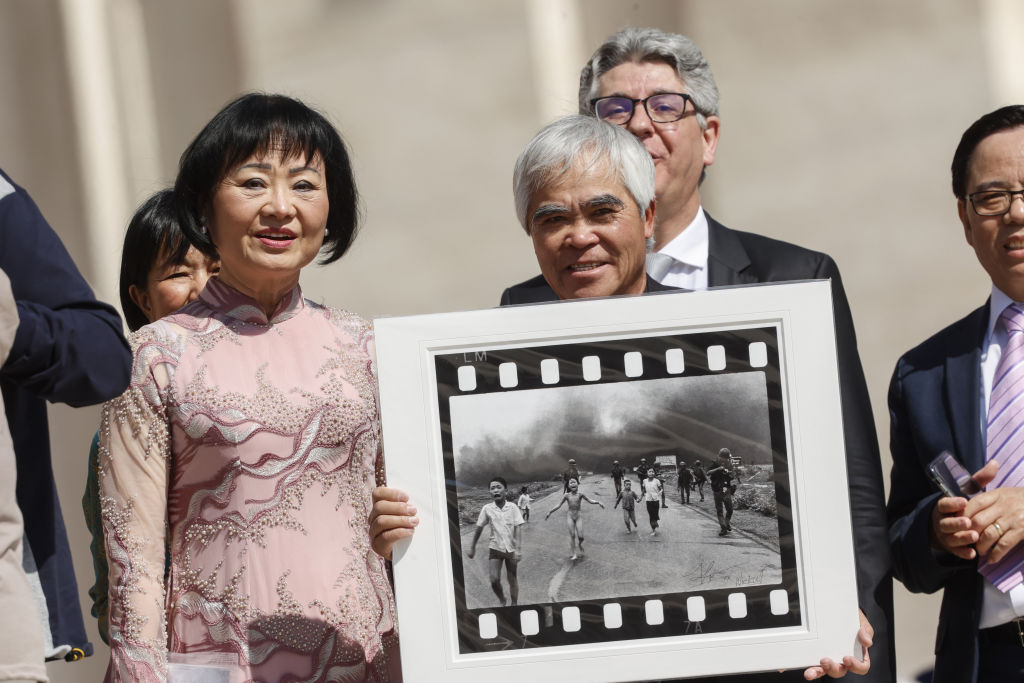 O fotógrafo Nick Ut e Kim Phuc, a garota retratada na imagem fugindo do ataque de Napalm