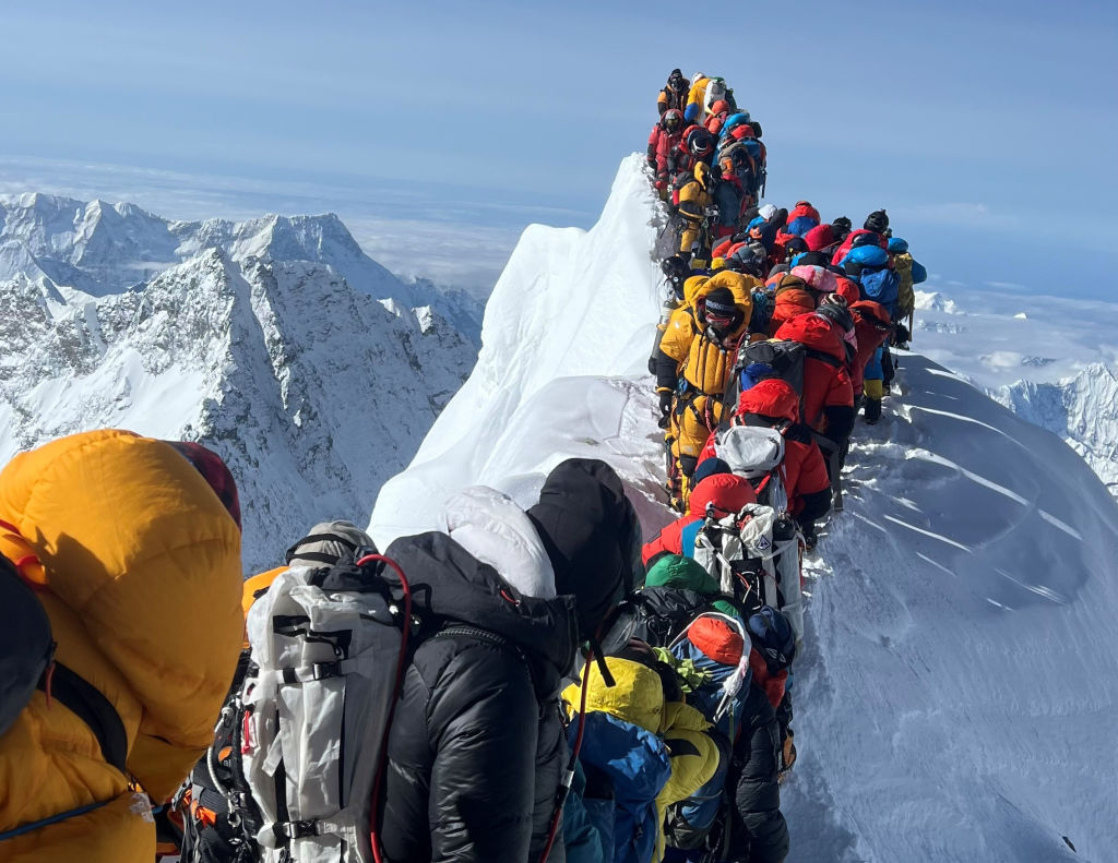 Recorde histórico de alpinistas no Everest gera congestionamento no cume; veja vídeo da fila
