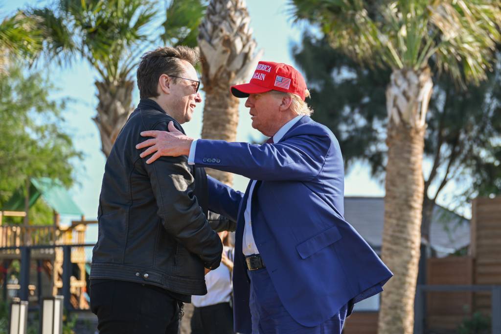 GettyImages-2185632399.jpg PARÇAS - Musk, com Trump: primeiro a subir na canoa da não regulamentação