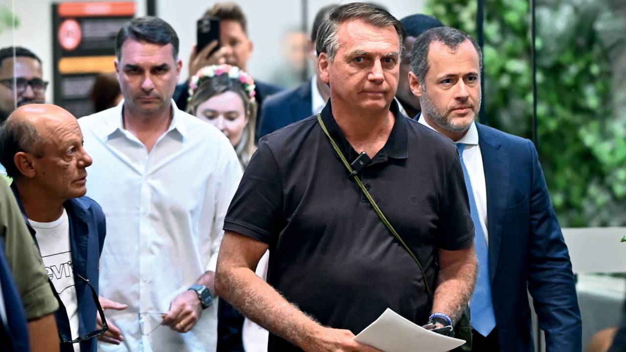 TÁTICA - O ex-presidente, com o filho Flávio e Cunha Bueno (à dir.): foco no relatório da PF e na delação de Mauro Cid