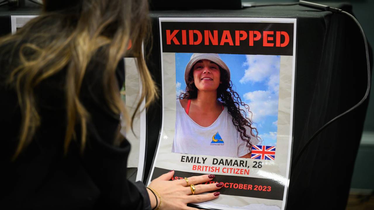 Emily Damari foi sequestrada pelo Hamas em outubro de 2023 e é uma das primeiras reféns a ser libertadas no cessar-fogo