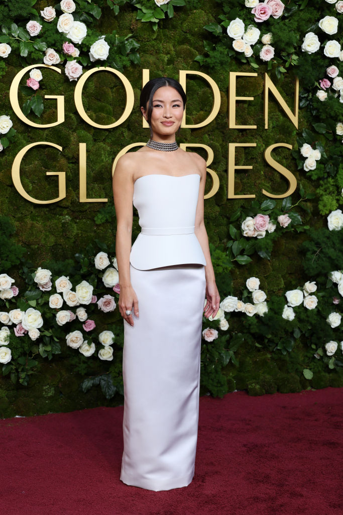 .Anna Sawai elegeu um modelo estruturado e minimalista de alta costura da Dior