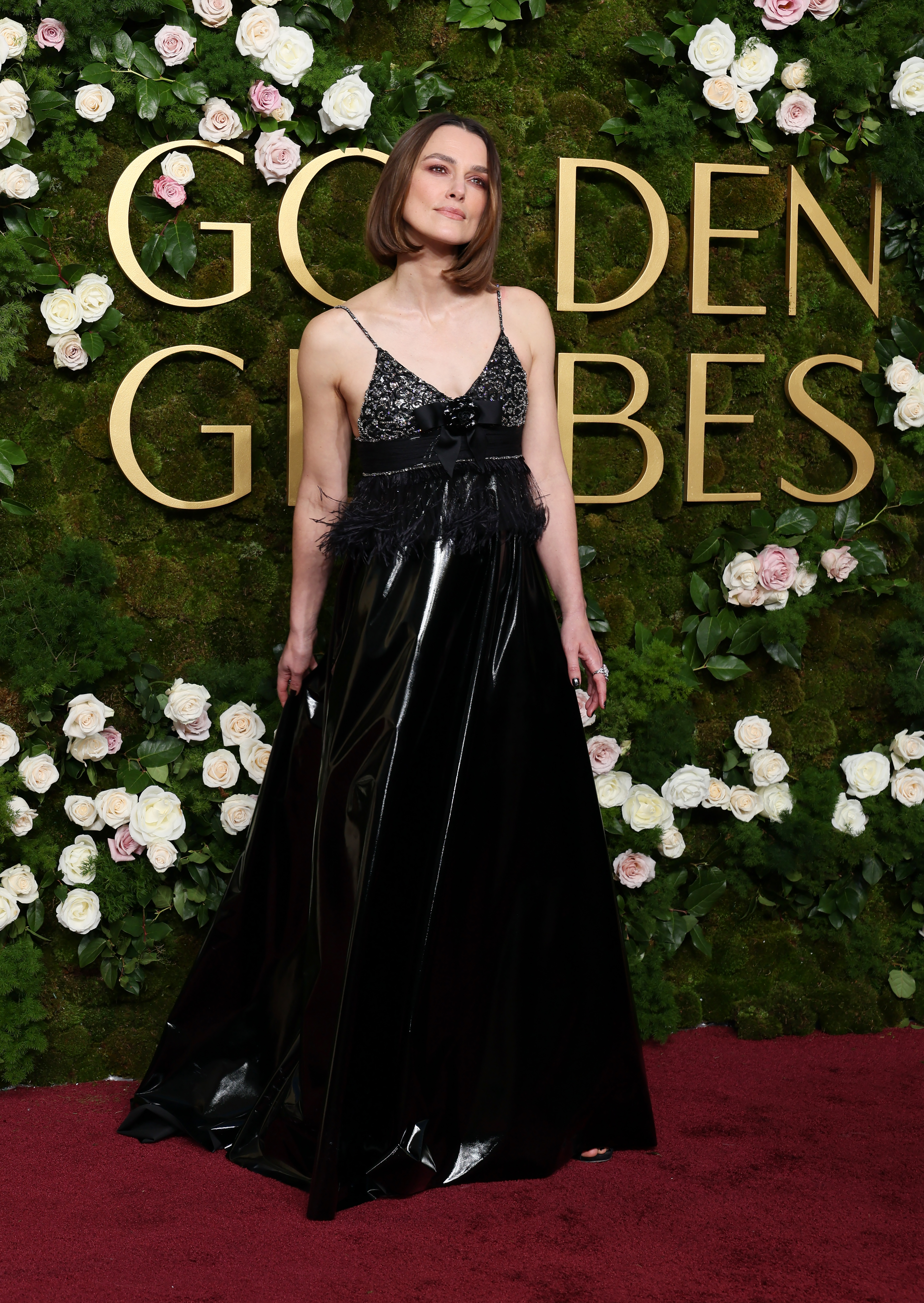 Keira Knightley elegeu um modelo preto com saia brilhante da Chanel para a cerim&ocirc;nia do Globo de Ouro