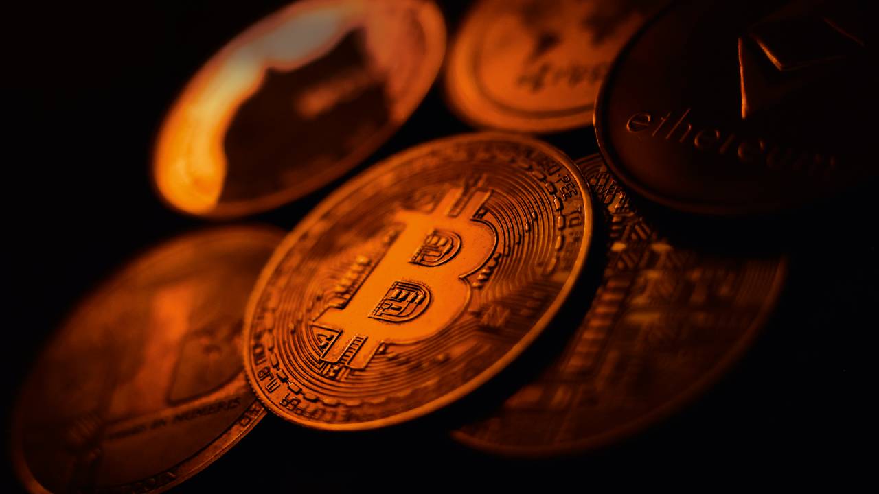 Representação de bitcoin: as moedas virtuais deixaram de ser um produto para investimentos de nicho