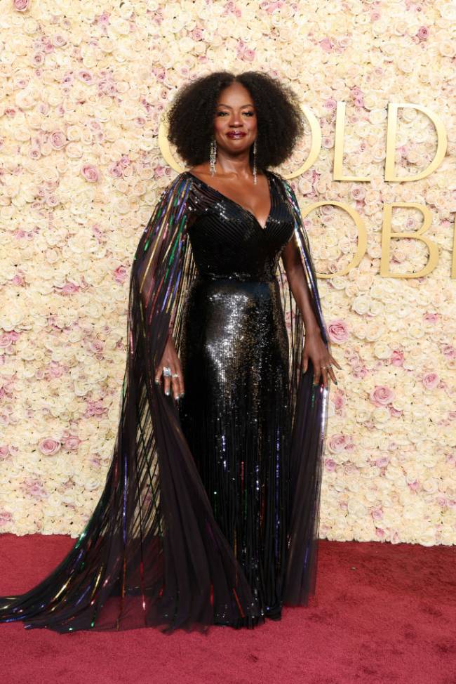 82nd Annual Golden Globe Awards – Arrivals .Viola Davis escolheu um modelo preto e brilhante, com capa de fios da Gucci para o red carpet do Globo de Ouro