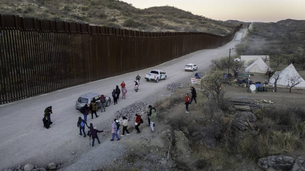 Governo Trump planeja deportar imigrantes para Líbia e Ruanda