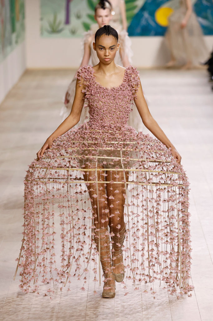 Christian Dior: Runway – Paris Fashion Week – Haute Couture Spring-Summer 2025 Dior: flores e crinolinas para recriar mundo de fantasia