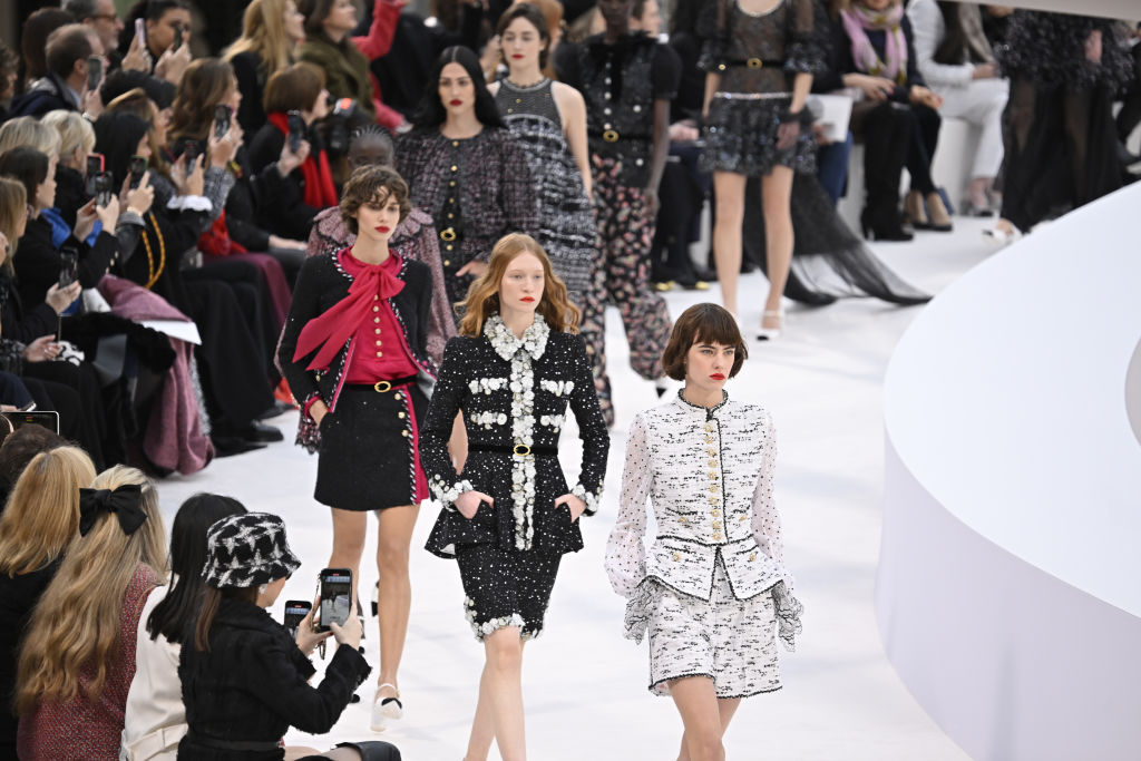 Chanel: 110 anos de alta-costura com coleção que revisita clásssicos, mas aposta em cores e fluidez