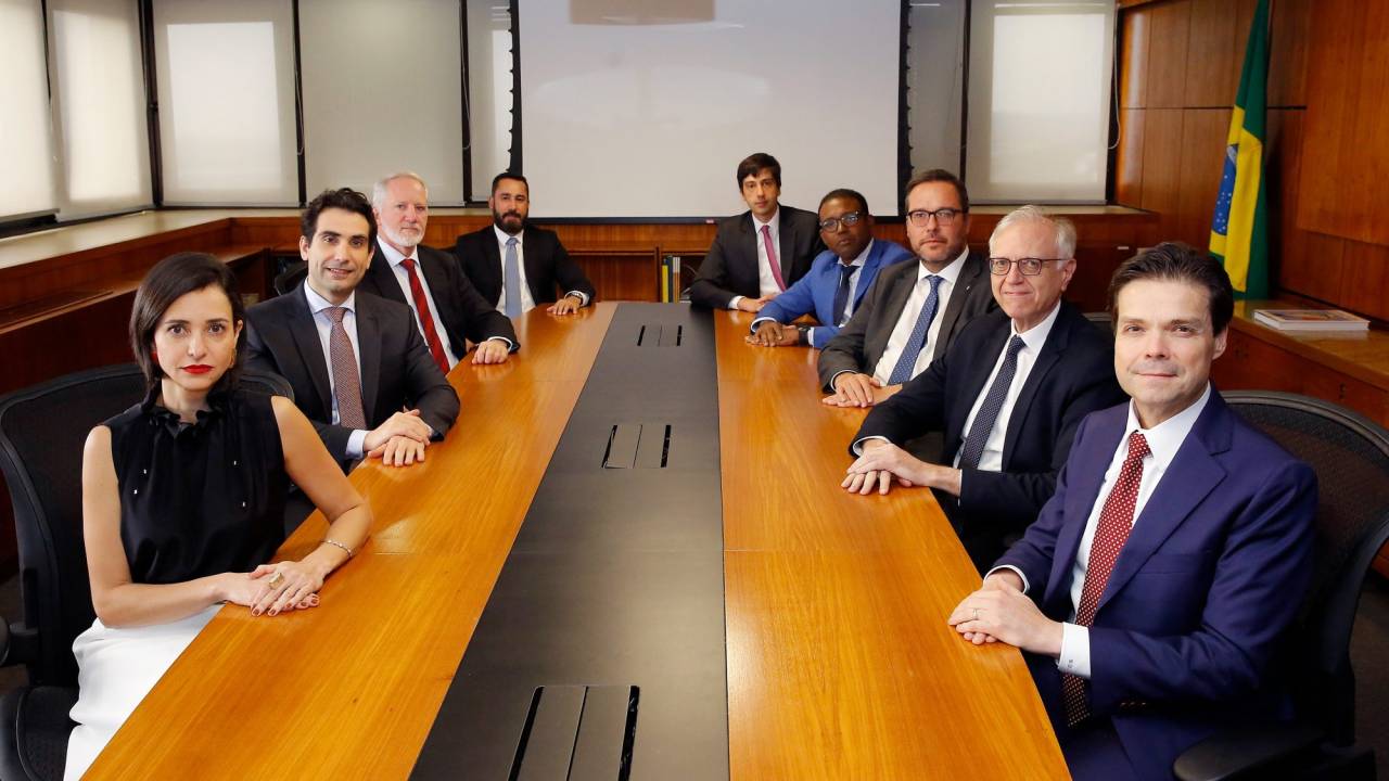 Diretoria do Copom: Gabriel Galípolo, Presidente; Ailton Aquino, Diretor de Fiscalização; Diogo Guillen, Diretor de Política Econômica; Gilneu Vivan, Diretor de Regulação; Izabela Correa, Diretora de Relacionamento, Cidadania e Supervisão de Conduta; Nilton David, Diretor de Política Monetária; Paulo Picchetti, Diretor de Assuntos Internacionais e de Gestão de Riscos Corporativos; Renato Gomes, Diretor de Organização do Sistema Financeiro e Resolução; Rodrigo Alves Teixeira, Diretor de Administração