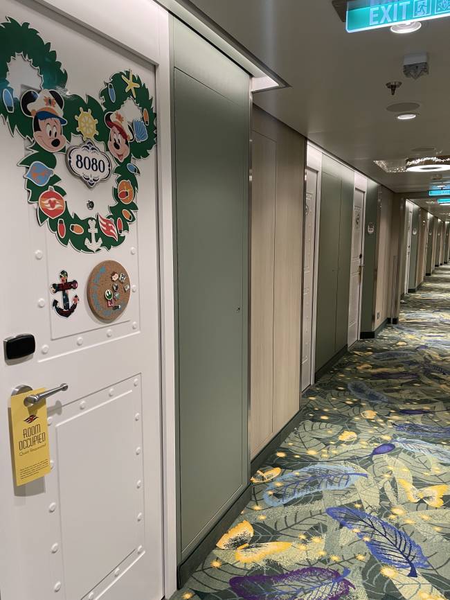 Decoração na porta dos quartos dos navios da Disney Portas magnéticas: decoração personalizada já é uma tradição nos navios da Disney, como o Treasure