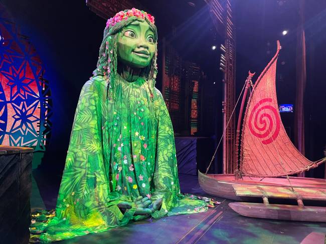 MAIOR FANTOCHE DE UMA PEÇA DA DISNEY Espetáculos a bordo: todas as noites o Treasure oferece um show no melhor estilo da Broadway, como a montagem para o teatro de Moana, com um fantoche de quatro metros