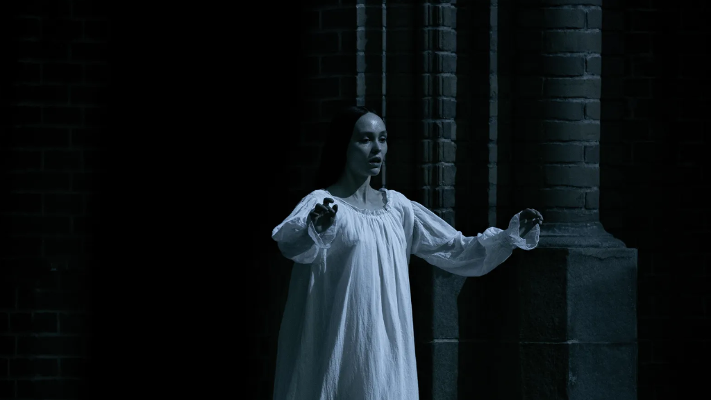 Nosferatu Nosferatu: camisolas molhadas em tecidos translúcidos dão aparência sobrenatural a Lily Rose-Depp