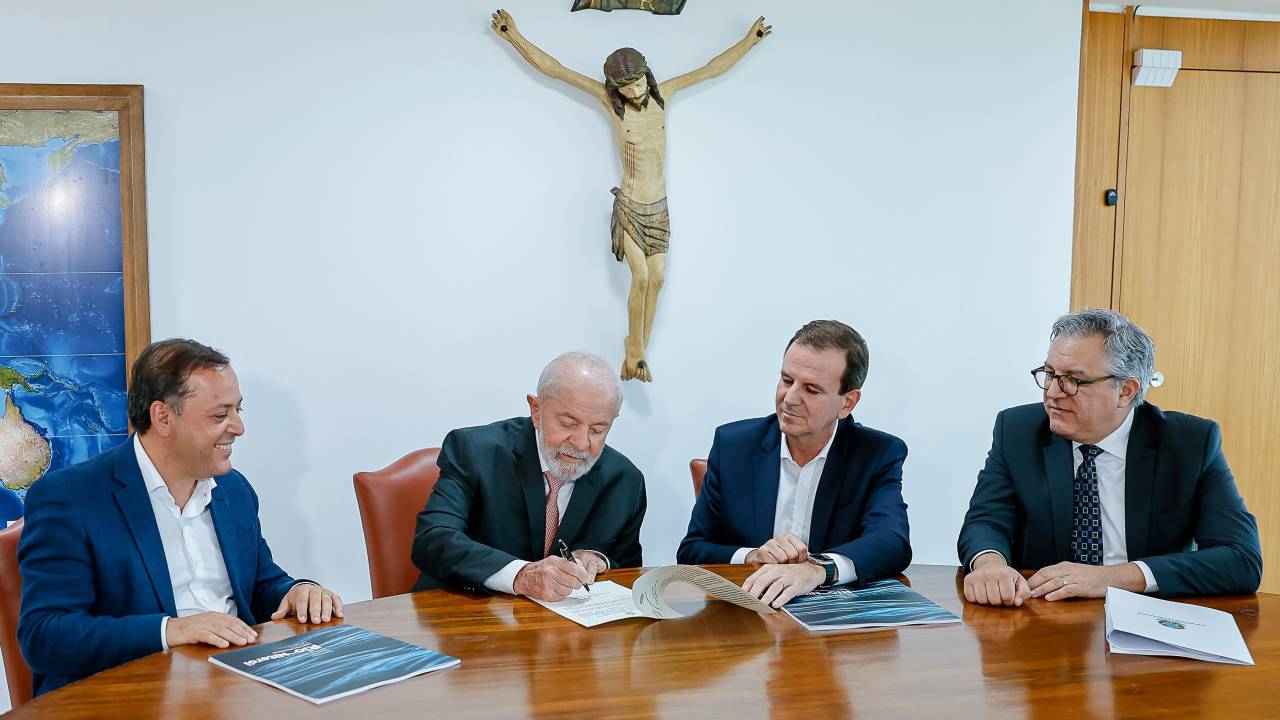 Lula com os prefeito Eduardo Paes e Rodrigo Neves assina carta de garantias em favor das duas cidades para os Jogos Pan-Americanos