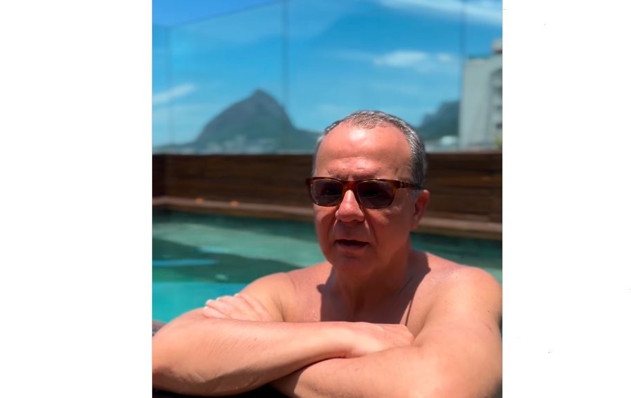 Relaxando na piscina, Sérgio Cabral posta vídeo com indicações de filmes