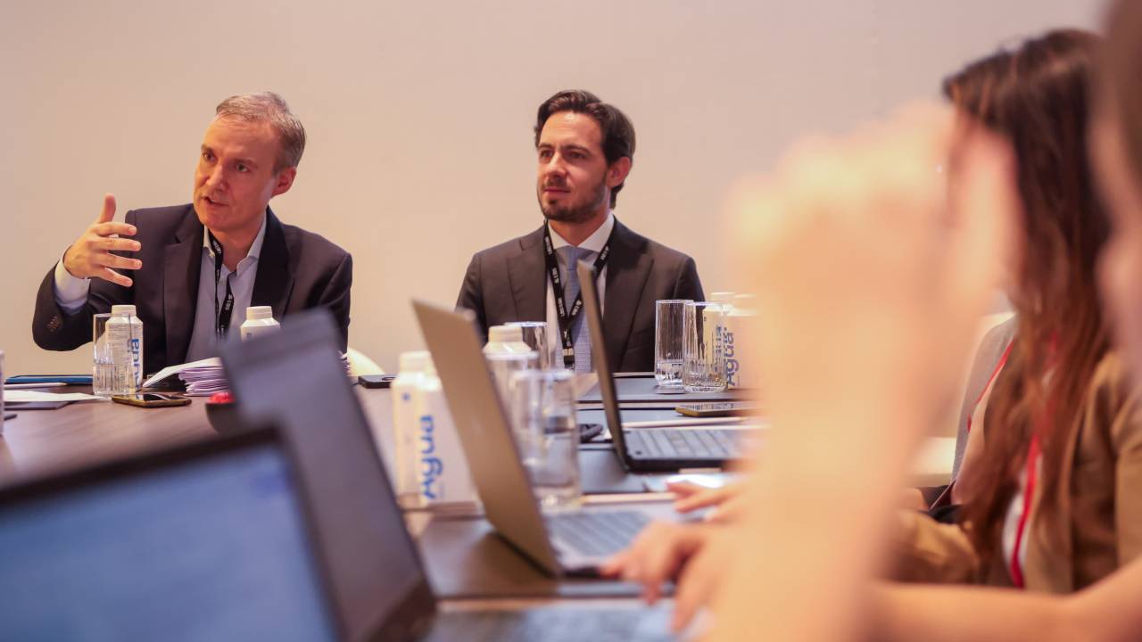 Arend Kapteyn (esq.), economista-chefe do UBS, e Alejo Czerwonko (dir.), o diretor de investimentos de mercados emergentes nas Américas do UBS Global Wealth Management