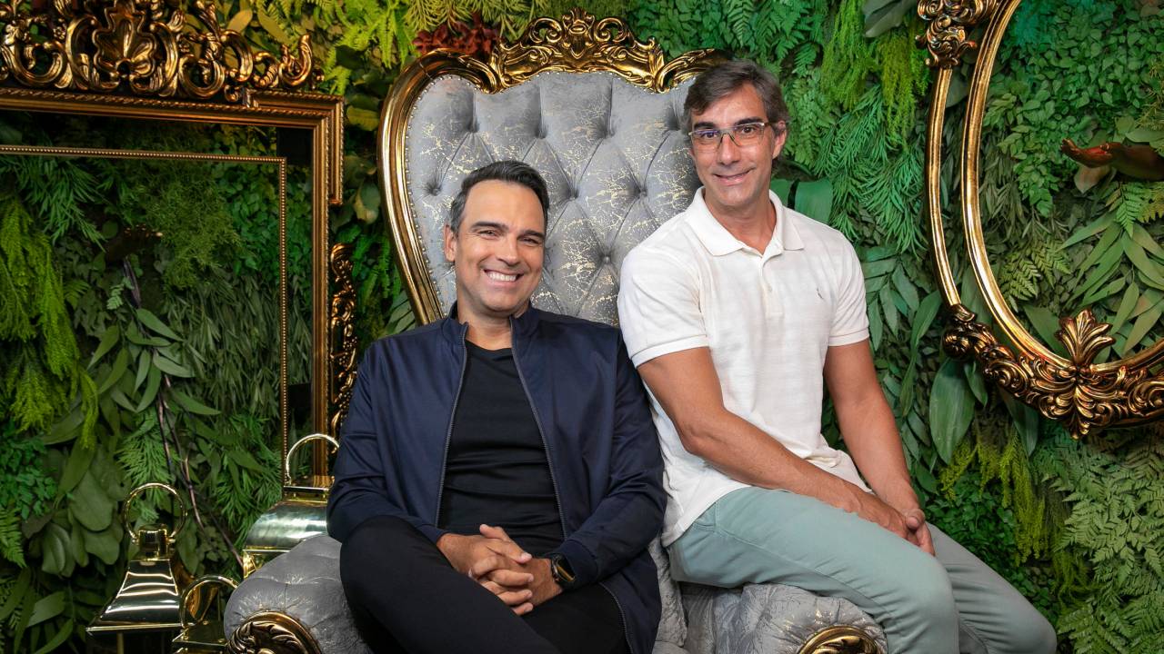 O apresentador Tadeu Schmidt e o diretor Rodrigo Dourado