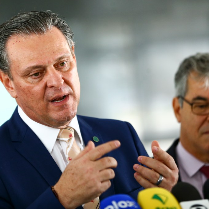 Comissão do Senado ouve Carlos Fávaro por medidas contra gripe aviária