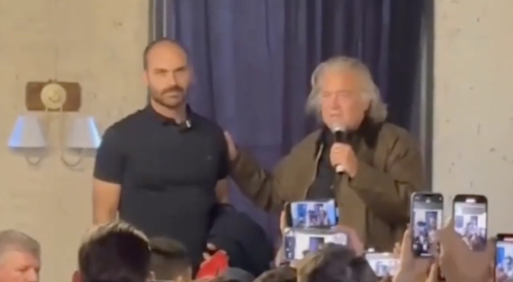 Eduardo Bolsonaro e Steve Bannon durante evento nos EUA