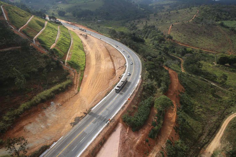 Sinuosa, a BR-381/MG, que liga Belo Horizonte a Governador Valadares, foi criada em 1952, durante o governo de Getúlio Vargas e ficou popularmente conhecida como "rodovia da morte"