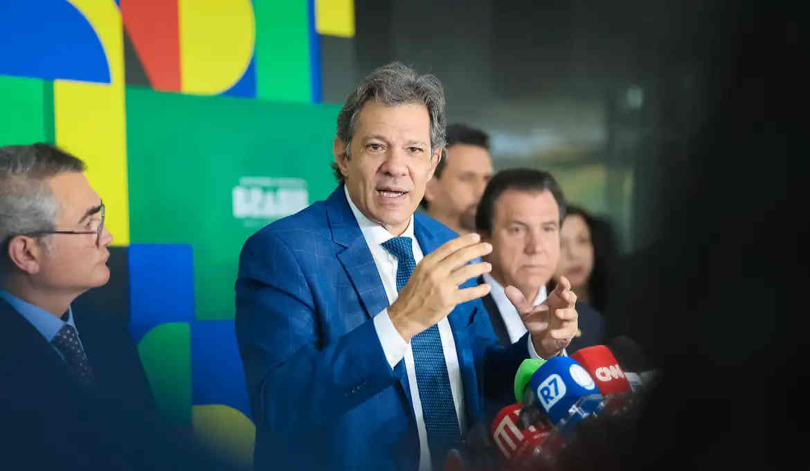 Fernando Haddad, ministro da Fazenda, e Isaac Sidney , da Febraban, anunciam criação de plataforma de crédito consignado em 29/jan/25