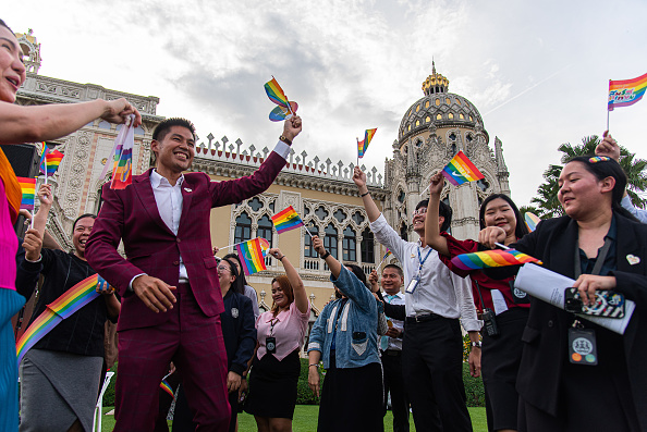 Tailândia tem casamentos LGBT em massa após lei histórica entrar em vigor