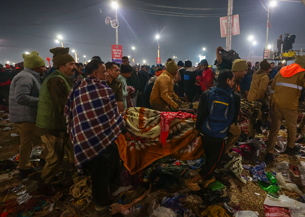 gettyimages-2196501508-594×594 Corpo sendo carregado após debandada na peregrinação hindu de Kumbh Mela, na Índia. 29/01/2025