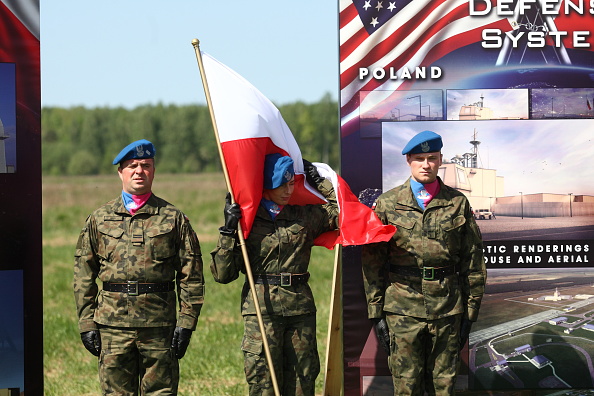 O presidente da Polônia, Andrzej Duda, e outras autoridades em base de defesa aérea dos EUA em Redzikowo, na Polônia. 13/05/2016