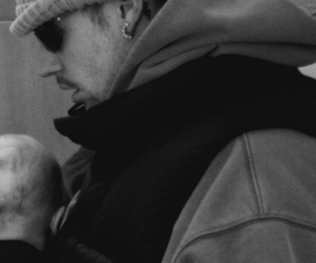 Justin Bieber em registro raro com o filho