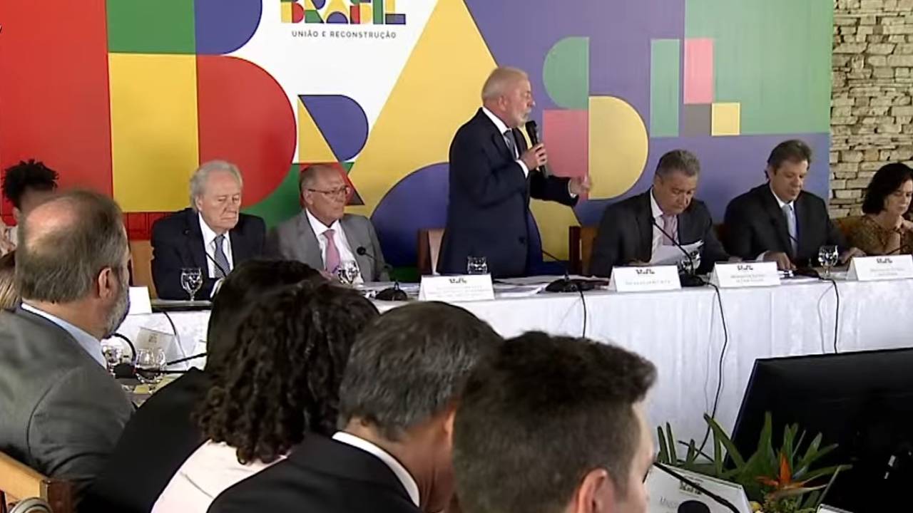 O presidente Luiz Inácio Lula da Silva fala durante reunião ministerial na Granja do Torto, em Brasília, nesta segunda-feira