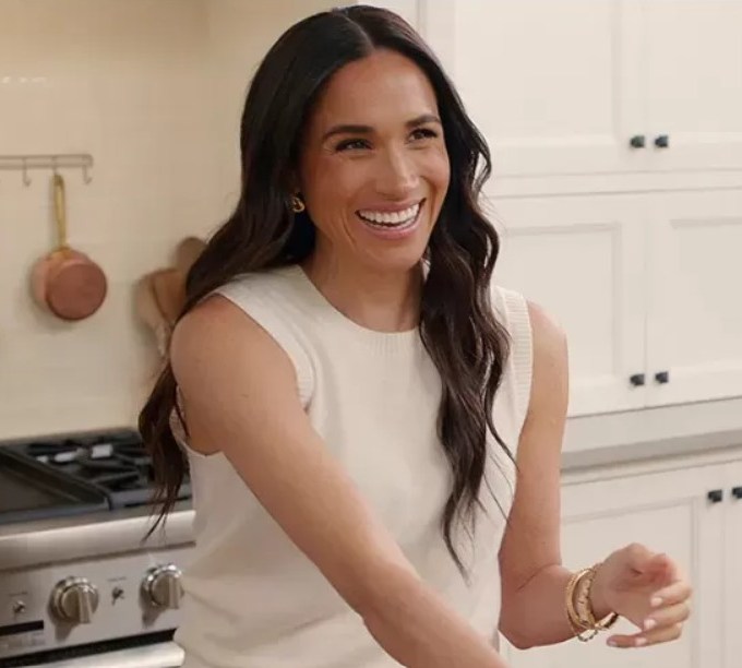 Afastada da Família Real, Meghan Markle expõe presente de Rainha Elizabeth