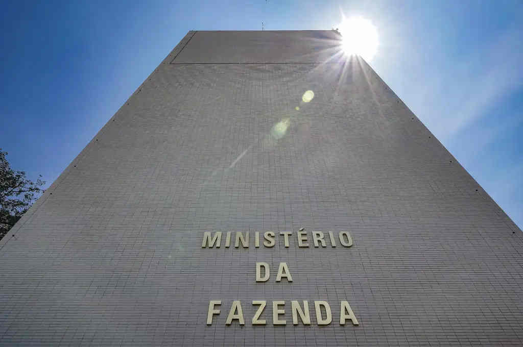 Governo admite freada mais forte do PIB, mas mantém projeção de alta de 2,5%