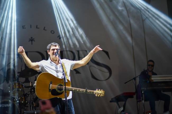 Samuel Rosa durante show no Réveillon dos Quereres, em Baixio