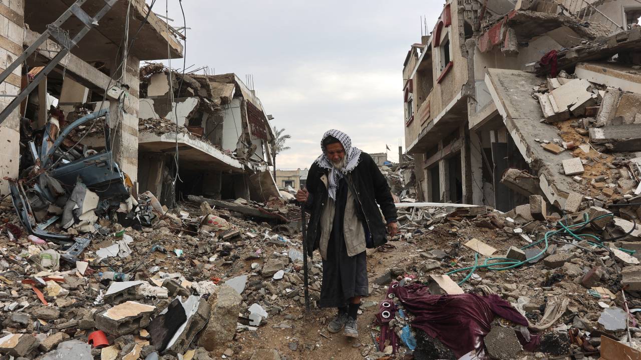 Mulher palestina anda sobre escombros na Cidade de Gaza. 10/02/2025